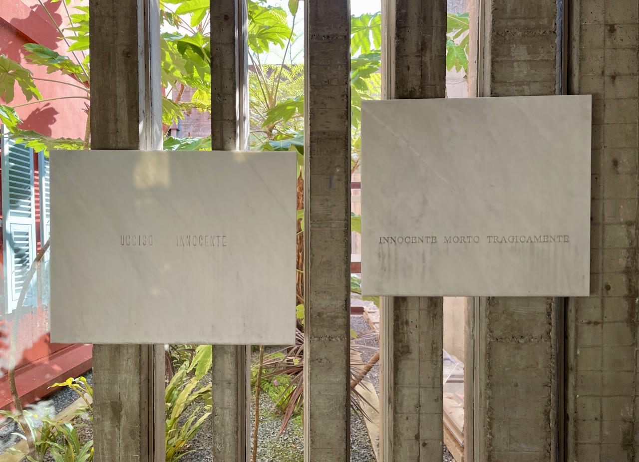 Francesco Arena, Occhio destro occhio sinistro, 2011  Marmo di Carrara, cm 101 x 80 x 2, cm 90 x 80 x 2   Courtesy l’artista, Collezione Agovino, Napoli