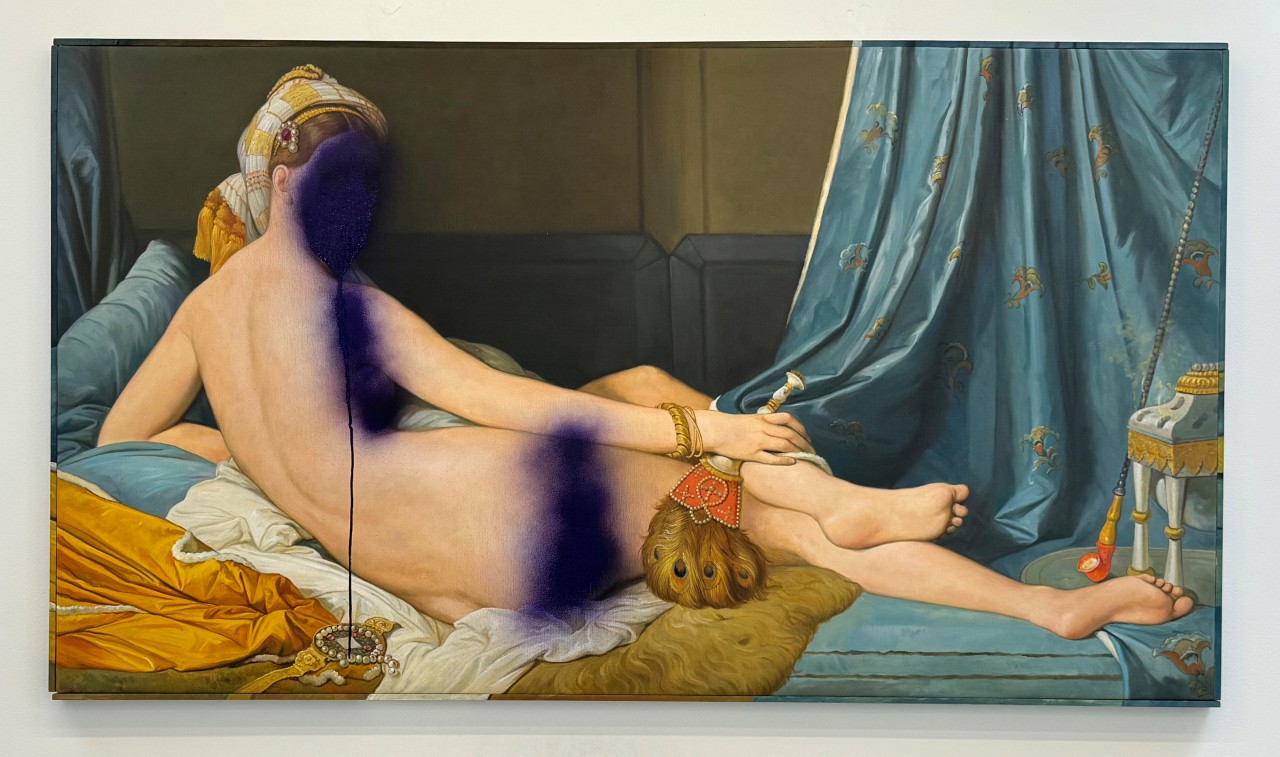 Claire Fontaine, La Grande Odalisque, 2024  Olio e pittura a spray su tela e cornice, cm 91 x 1,62   Courtesy l’artista