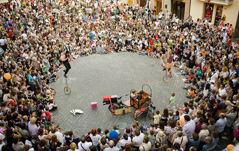 In giro per festival, una guida nomade agli eventi culturali cover