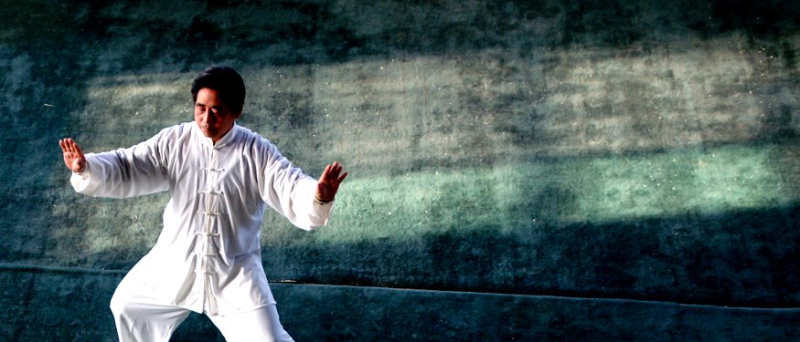 Possiamo usare il Tai Chi per disinnescare la guerra culturale sui social? cover