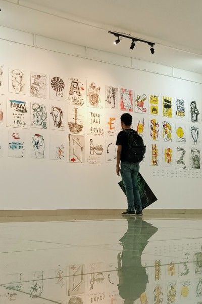 L'arte doveva mostrarci un'alternativa al lavoro, ora si è trasformata in capitalismo artistico cover