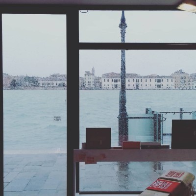 Come la libreria Marco Polo di Venezia sta cercando nuovi spazi e nuove geometrie cover