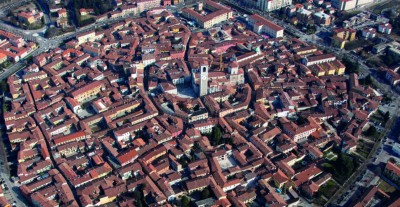 Abbiamo bisogno di un piano contro la desertificazione dei centri storici cover