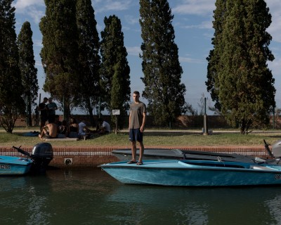 Pimp my barchino, il progetto fotografico dei giovani della laguna di Venezia diventa un film cover