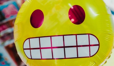 Emoticon e slang. Il linguaggio si fa minimal, le emozioni e i sentimenti small cover