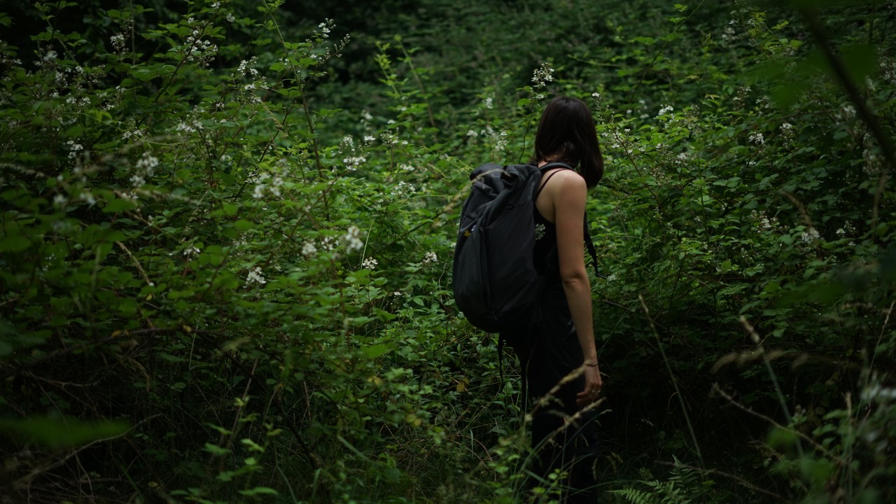Lara Quaglini, botanica, e Gabriele Galasso, botanico del Museo Civico di Storia Naturale di Miano, nel verde della Goccia. Foto di ©Camilla Morino