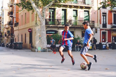 Barcellona è la prima città ad annunciare il blocco totale di Airbnb cover