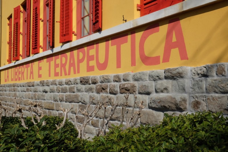 La malattia psichiatrica non si cura solo con farmaci e ricoveri cover
