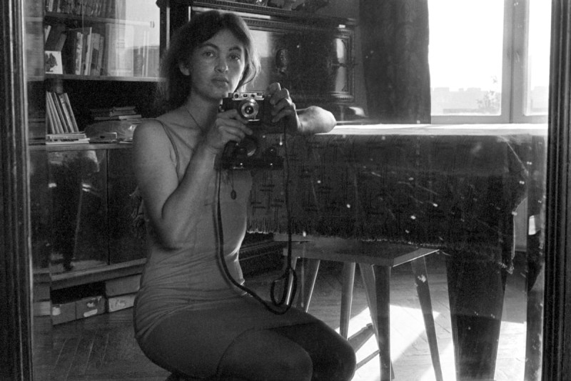 La donna che ha scoperto più di 30.000 foto segrete lasciate da sua madre cover