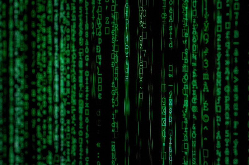 L'homo digitalis immerso nell'enorme frastuono dello sciame cover
