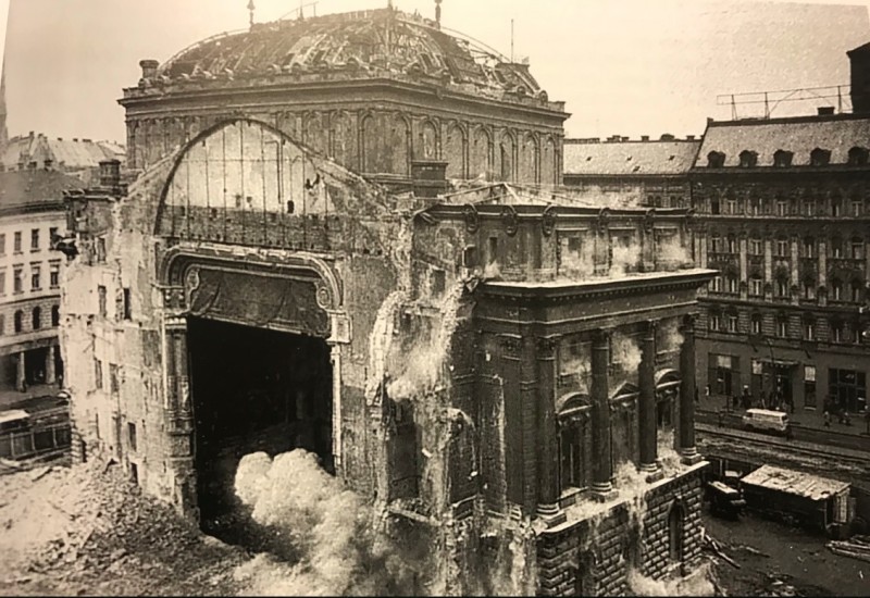 Dove è, e cosa è, l’edificio teatrale oggi cover