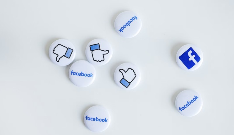 Facebook, l’algoritmo e lo tsunami cover