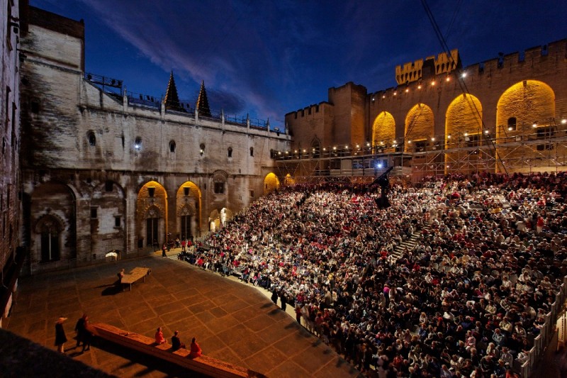 Afferrare il tempo con il teatro per superare in un colpo accelerazionismo e rallentismo cover