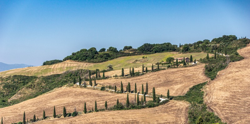 Il turismo e i grandi investitori stanno trasformando la Val d'Orcia cover