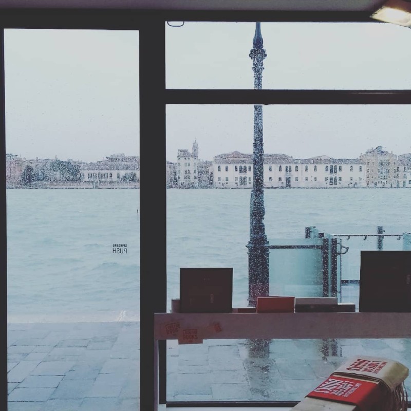 Come la libreria Marco Polo di Venezia sta cercando nuovi spazi e nuove geometrie cover