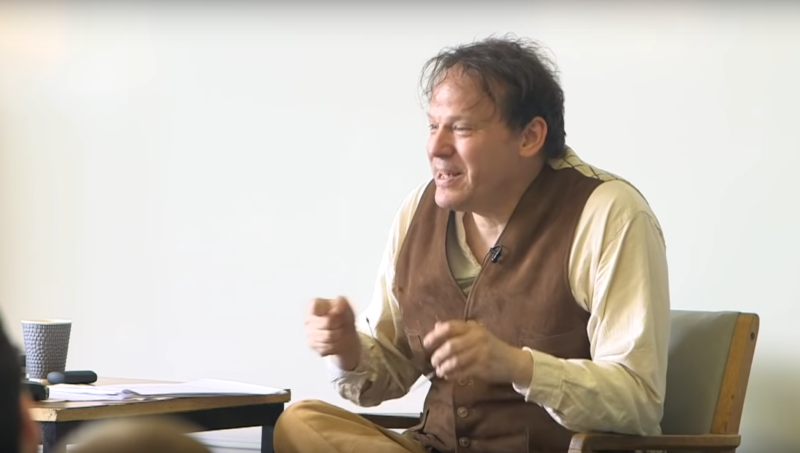 Guarda una lezione di David Graeber in cui spiega le origini del capitalismo cover