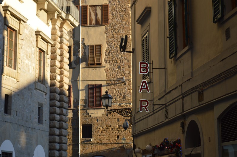 Come i social network stanno sancendo la fine della politica (e dei bar) cover