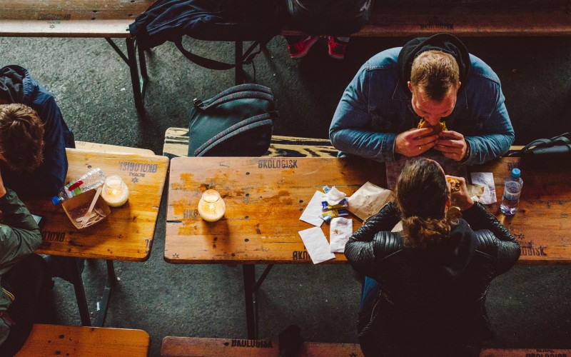 Come la truffa dello street food sta privatizzando lo spazio urbano in tutto il mondo cover
