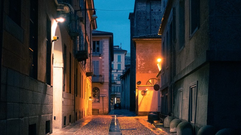 Come ti senti a camminare di notte nelle strade di Milano? cover